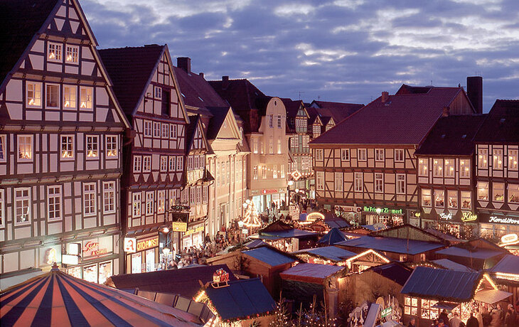 Weihnachtlich geschmückter Marktplatz mit Fachwerkhäusern bei Nacht - © Michael Schnell