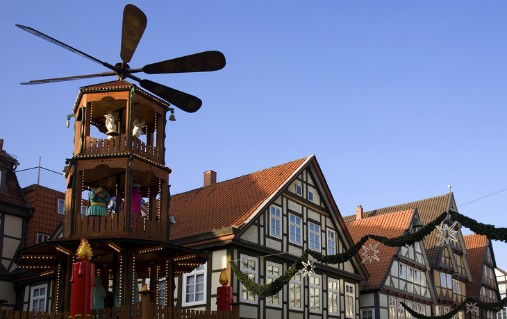Weihnachtlich geschmückter Marktplatz mit Fachwerkhäusern bei Nacht - © Michael Schnell