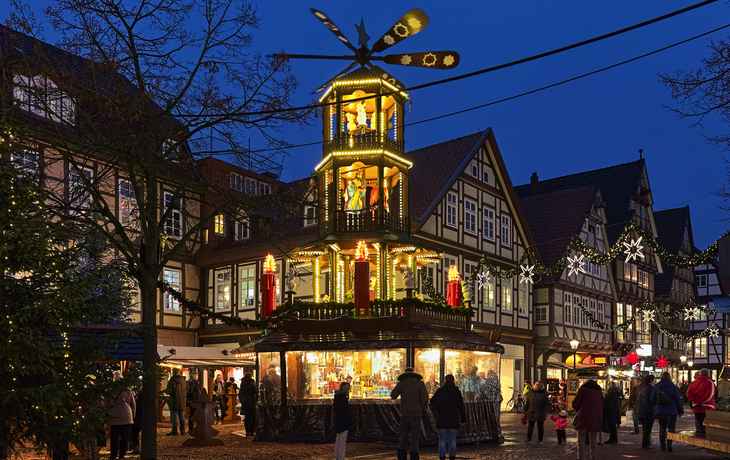 Weihnachtlich geschmückter Marktplatz mit Fachwerkhäusern bei Nacht - © Michael Schnell