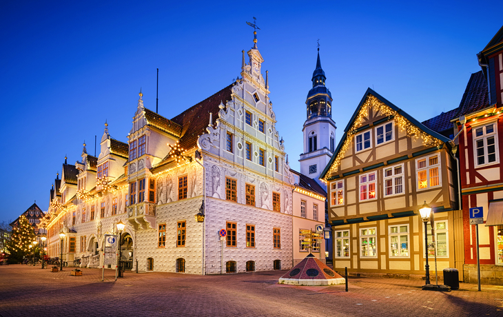 Weihnachtlich geschmückter Marktplatz mit Fachwerkhäusern bei Nacht - © Michael Schnell