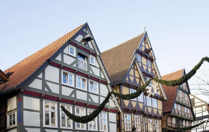 Weihnachtlich geschmückter Marktplatz mit Fachwerkhäusern bei Nacht - © Michael Schnell