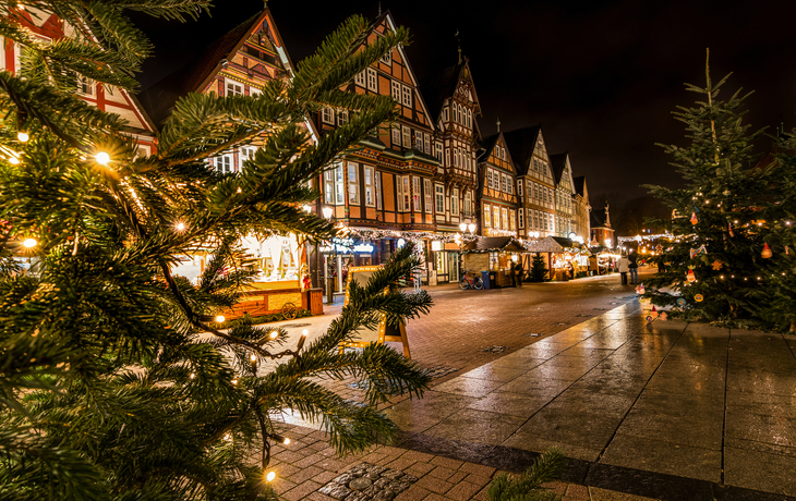 Weihnachtlich geschmückter Marktplatz mit Fachwerkhäusern bei Nacht - © Michael Schnell