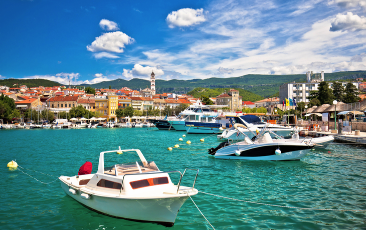 Hafen mit Booten vor einer Küstenstadt unter blauem Himmel - © xbrchx - stock.adobe.com