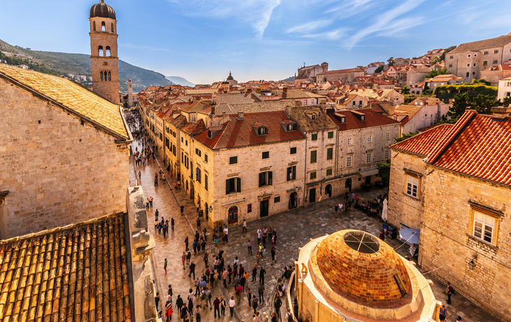 Historische Kirche auf einem gepflasterten Platz bei klarem Himmel. - © Roman Babakin - stock.adobe.com