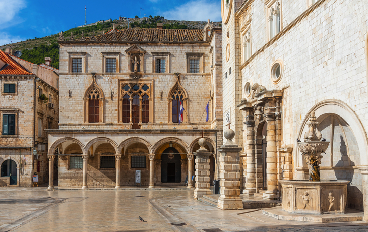 Historische Kirche auf einem gepflasterten Platz bei klarem Himmel. - © Roman Babakin - stock.adobe.com