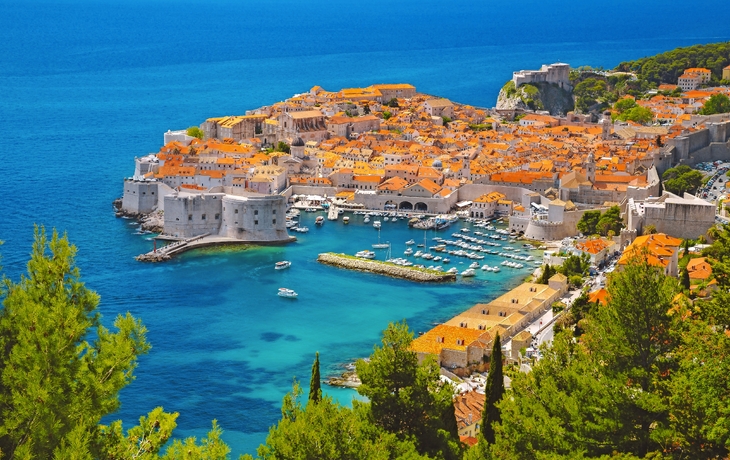 Historische Kirche auf einem gepflasterten Platz bei klarem Himmel. - © Roman Babakin - stock.adobe.com