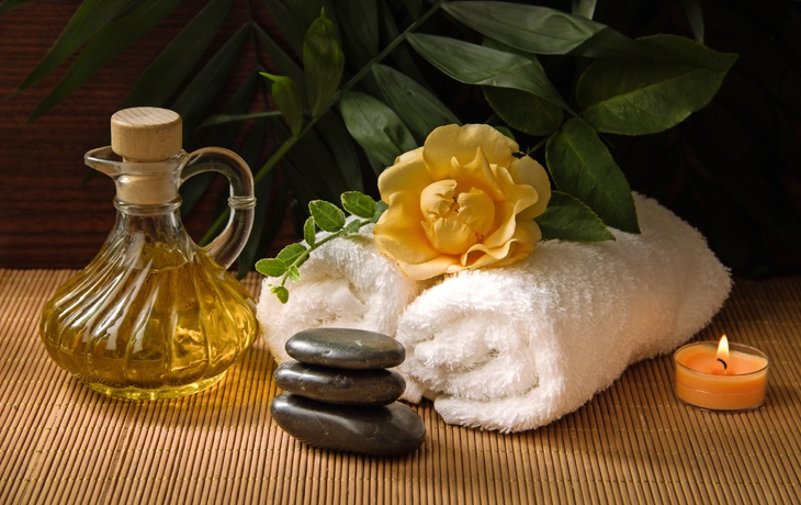 Frau erhält Kopfmassage in entspannter Spa-Atmosphäre. - © Cookie Studio - stock.adobe.com