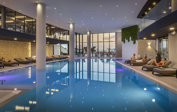 Frau erhält Kopfmassage in entspannter Spa-Atmosphäre. - © Cookie Studio - stock.adobe.com