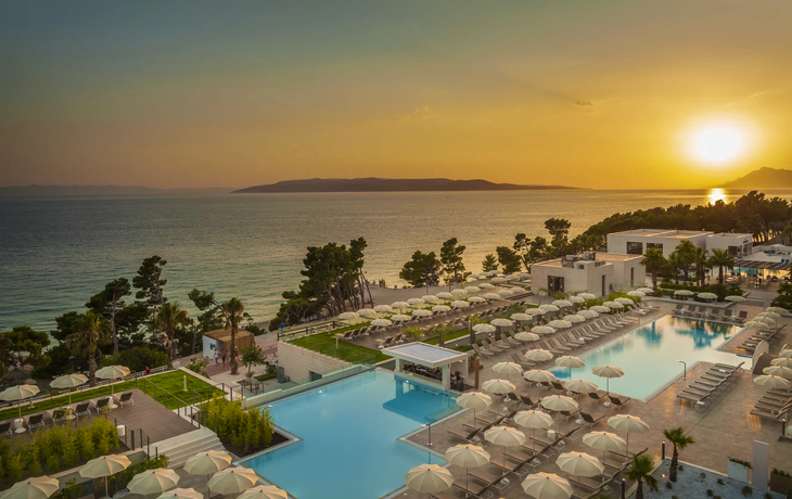 Frau erhält Kopfmassage in entspannter Spa-Atmosphäre. - © Cookie Studio - stock.adobe.com