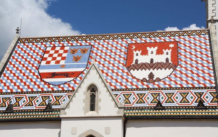 Stadtansicht mit Kathedrale und schneebedeckten Dächern unter blauem Himmel. - © ilijaa - stock.adobe.com