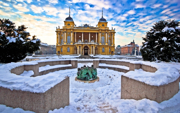 Stadtansicht mit Kathedrale und schneebedeckten Dächern unter blauem Himmel. - © ilijaa - stock.adobe.com