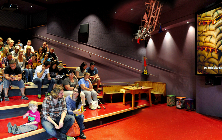 Landschaftsansicht mit Hügeln und Feldern unter sonnigem Himmel - © Przemyslaw Iciak - stock.adobe.com