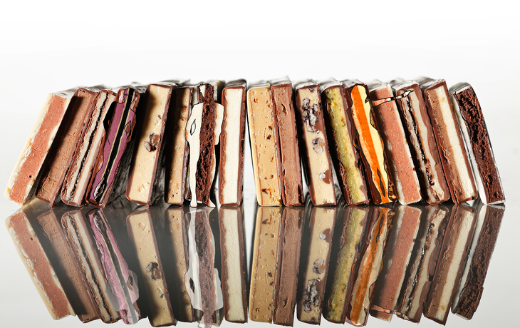 Landschaftsansicht mit Hügeln und Feldern unter sonnigem Himmel - © Przemyslaw Iciak - stock.adobe.com