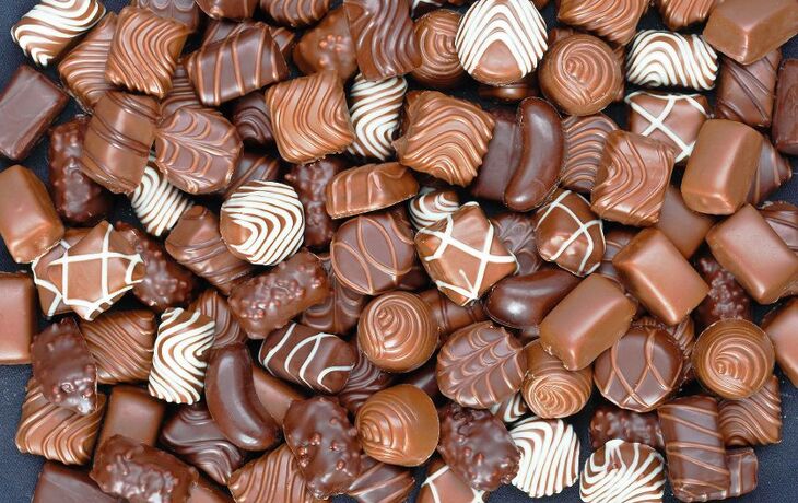 Landschaftsansicht mit Hügeln und Feldern unter sonnigem Himmel - © Przemyslaw Iciak - stock.adobe.com