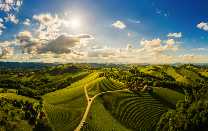 Landschaftsansicht mit Hügeln und Feldern unter sonnigem Himmel - © Przemyslaw Iciak - stock.adobe.com