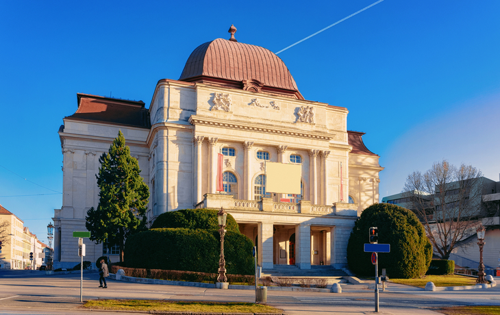 Landschaftsansicht mit Hügeln und Feldern unter sonnigem Himmel - © Przemyslaw Iciak - stock.adobe.com