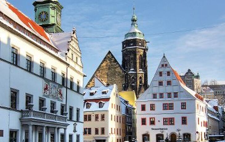 Dorf im Winter von oben, mit Fluss und bewaldeten Hügeln im Hintergrund. - © Sliver - stock.adobe.com