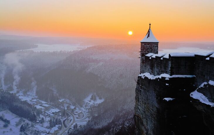 Dorf im Winter von oben, mit Fluss und bewaldeten Hügeln im Hintergrund. - © Sliver - stock.adobe.com
