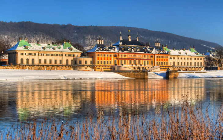 Dorf im Winter von oben, mit Fluss und bewaldeten Hügeln im Hintergrund. - © Sliver - stock.adobe.com