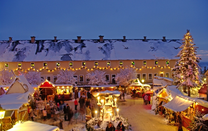 Dorf im Winter von oben, mit Fluss und bewaldeten Hügeln im Hintergrund. - © Sliver - stock.adobe.com