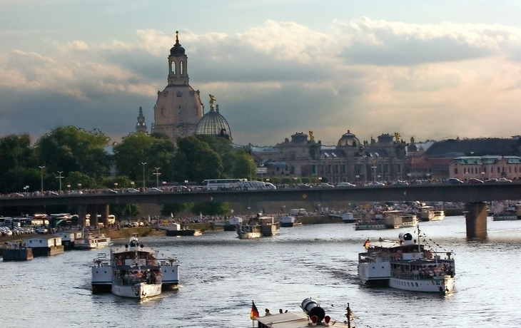 Dorf im Winter von oben, mit Fluss und bewaldeten Hügeln im Hintergrund. - © Sliver - stock.adobe.com