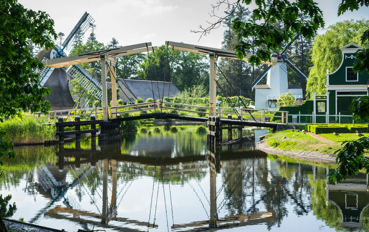 Fassade eines historischen Gebäudes mit verzierten Fenstern und Backsteinmauern. - © Christian Müller - stock.adobe.com