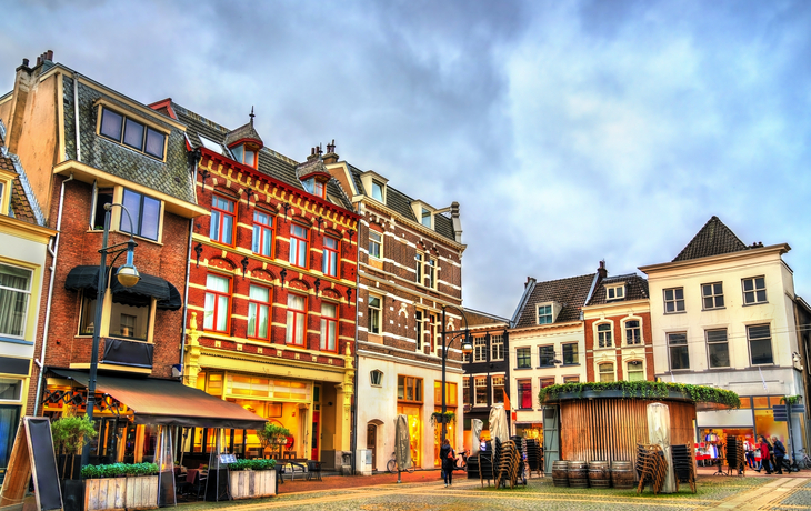 Fassade eines historischen Gebäudes mit verzierten Fenstern und Backsteinmauern. - © Christian Müller - stock.adobe.com