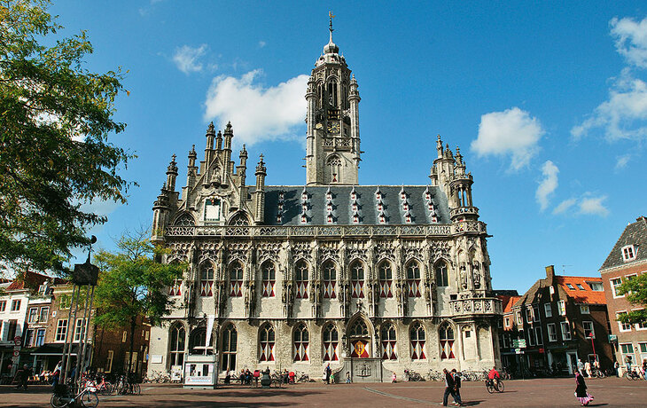 Historisches Gebäude mit gotischer Fassade und Turm in Middelburg.