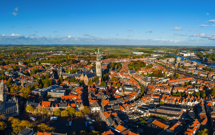 Historisches Gebäude mit gotischer Fassade und Turm in Middelburg.