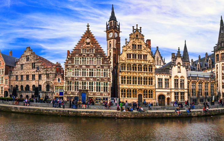 Historische Gebäude an einem Flussufer unter blauem Himmel. - © Freesurf - stock.adobe.com