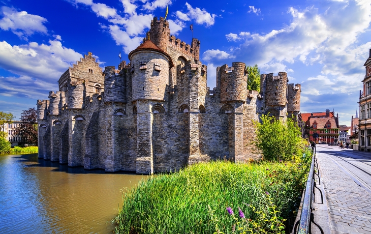 Historische Gebäude an einem Flussufer unter blauem Himmel. - © Freesurf - stock.adobe.com