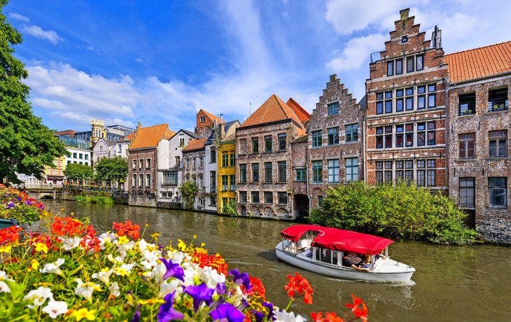 Historische Gebäude an einem Flussufer unter blauem Himmel. - © Freesurf - stock.adobe.com