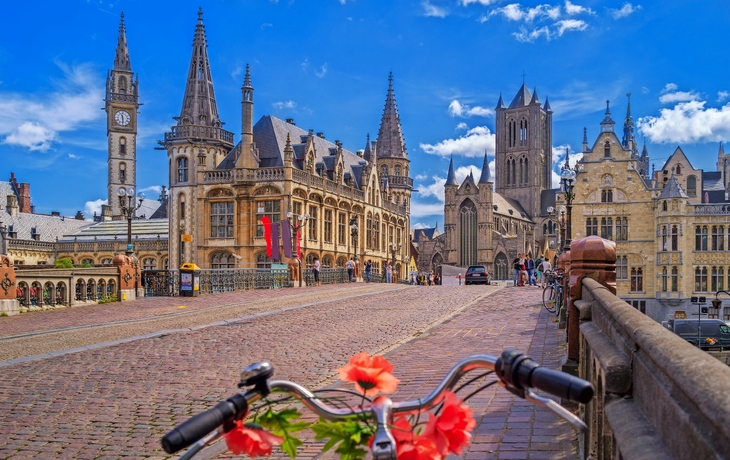 Historische Gebäude an einem Flussufer unter blauem Himmel. - © Freesurf - stock.adobe.com