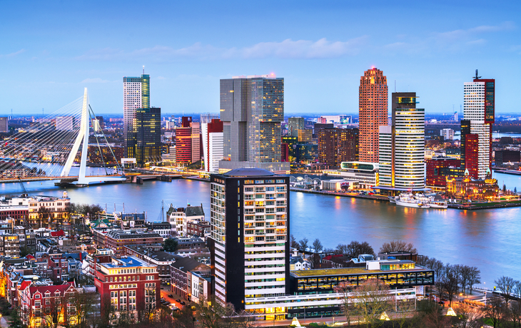 Mühlenlandschaft mit Schafen und Wassergraben unter blauem Himmel. - ©Freesurf - stock.adobe.com
