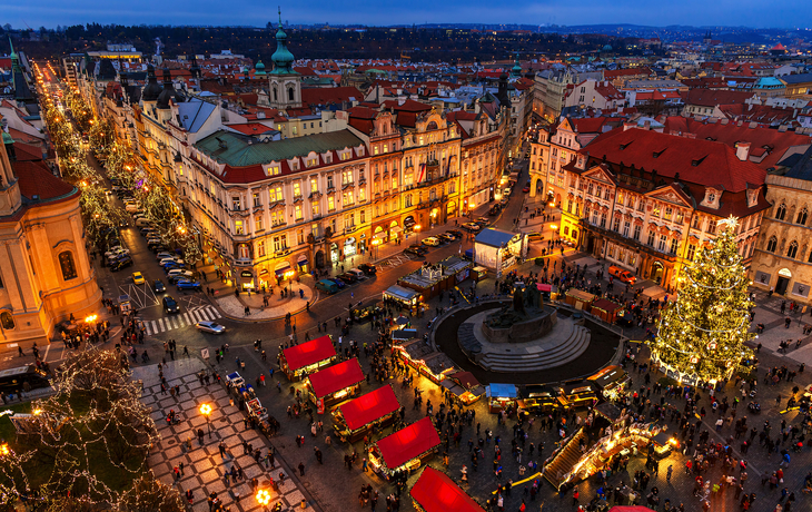 Weihnachtlich beleuchteter Platz mit Markt und geschmücktem Baum in einer europäischen Stadt. - © Rostislav Glinsky - stock.adobe.com