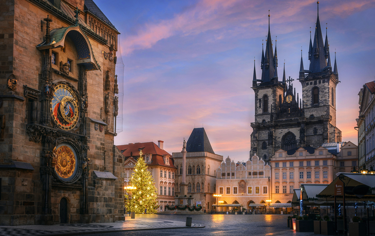 Weihnachtlich beleuchteter Platz mit Markt und geschmücktem Baum in einer europäischen Stadt. - © Rostislav Glinsky - stock.adobe.com