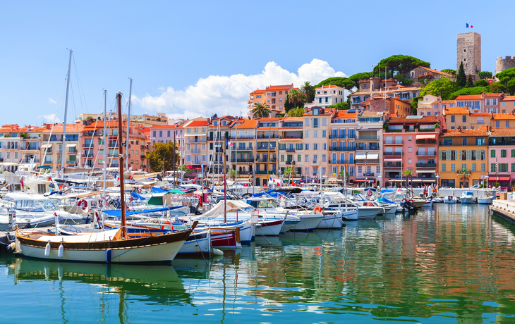 Kolonialarchitektur in Cannes mit verzierten Balkonen und Fenstern an der französischen Riviera. - © rh2010 - stock.adobe.com