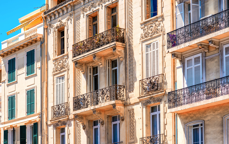 Kolonialarchitektur in Cannes mit verzierten Balkonen und Fenstern an der französischen Riviera. - © rh2010 - stock.adobe.com