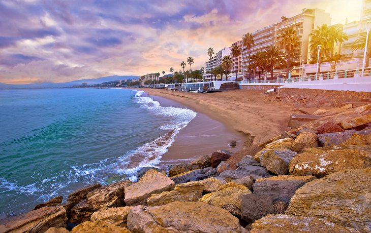 Kolonialarchitektur in Cannes mit verzierten Balkonen und Fenstern an der französischen Riviera. - © rh2010 - stock.adobe.com