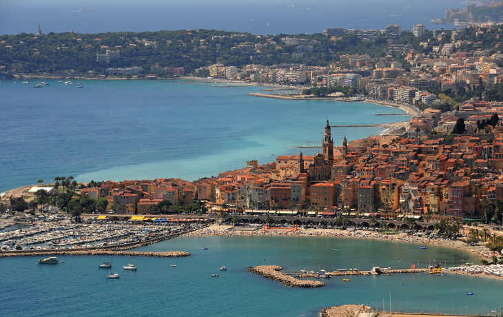 Historisches Gebäude mit Flaggen und Palmen. - © PRILL Mediendesign - stock.adobe.com