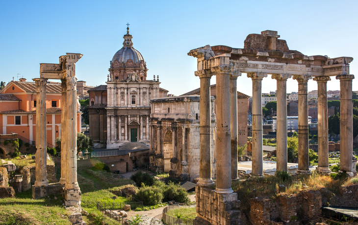 Das römische Kolosseum bei Tag mit zahlreichen Besuchern. - ©AlexAnton - stock.adobe.com