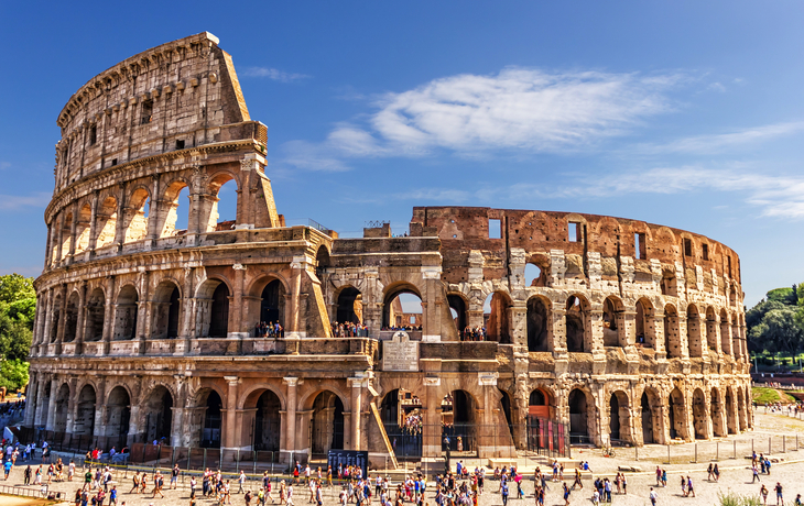 Das römische Kolosseum bei Tag mit zahlreichen Besuchern. - ©AlexAnton - stock.adobe.com