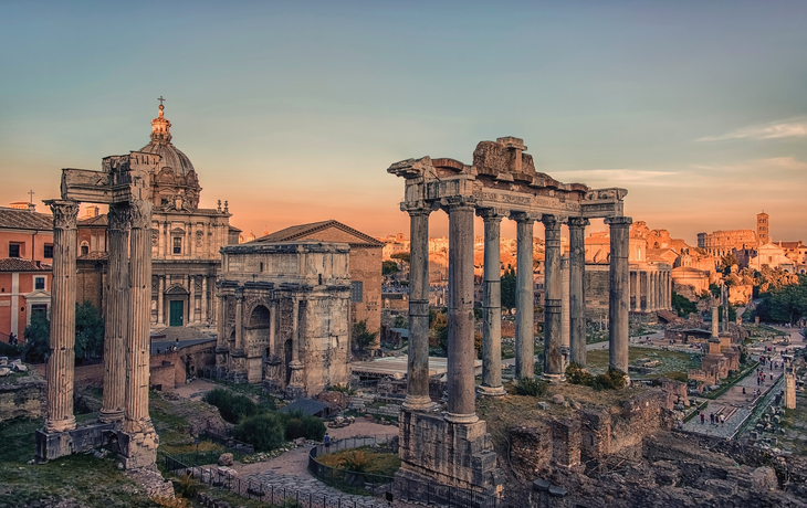 Das römische Kolosseum bei Tag mit zahlreichen Besuchern. - ©AlexAnton - stock.adobe.com