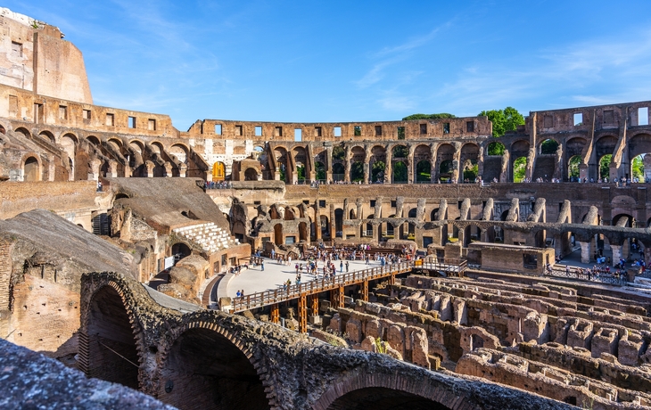 Das römische Kolosseum bei Tag mit zahlreichen Besuchern. - ©AlexAnton - stock.adobe.com