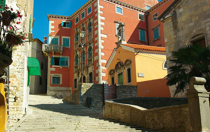 Altstadt von Labin in Kroatien, umgeben von grüner Landschaft.