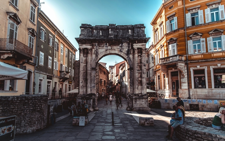 Altstadt von Labin in Kroatien, umgeben von grüner Landschaft.