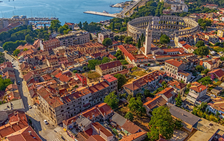 Altstadt von Labin in Kroatien, umgeben von grüner Landschaft.