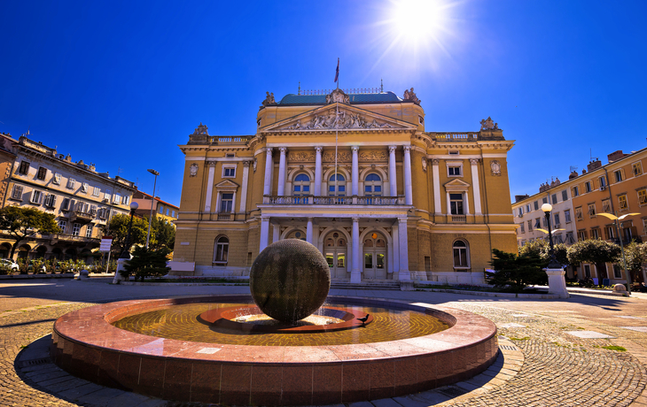 Küstenstadt mit farbigen Häusern und Yachthafen am blauen Meer. - © xbrchx - stock.adobe.com