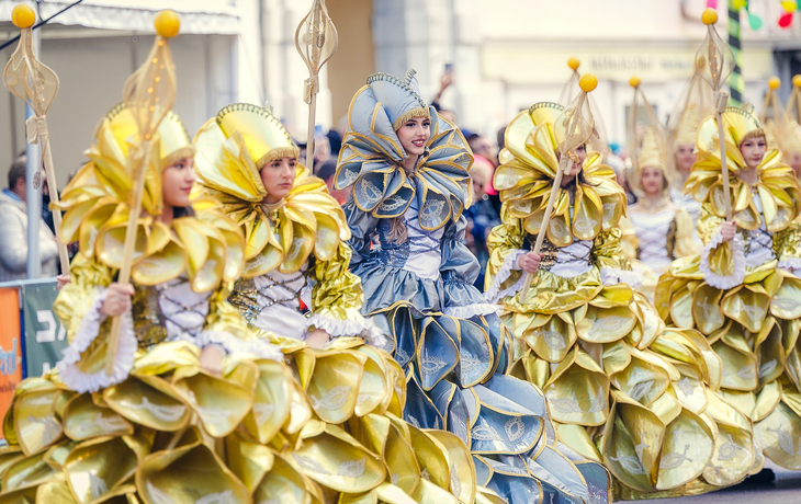 Küstenstadt mit farbigen Häusern und Yachthafen am blauen Meer. - © xbrchx - stock.adobe.com