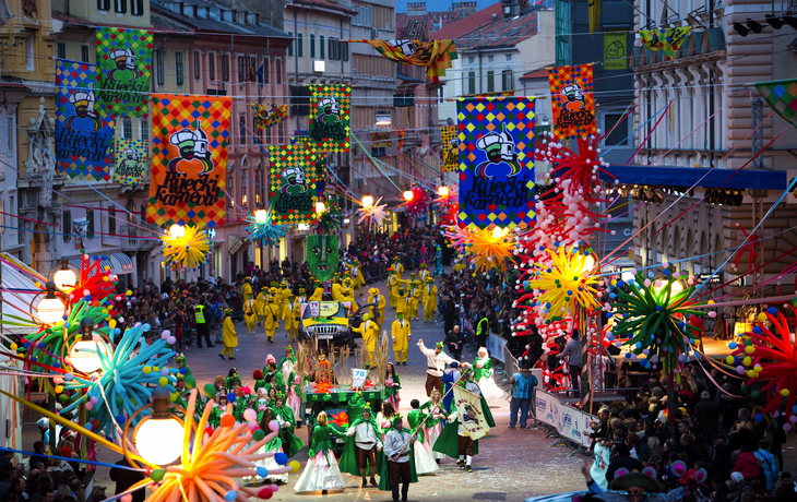 Küstenstadt mit farbigen Häusern und Yachthafen am blauen Meer. - © xbrchx - stock.adobe.com